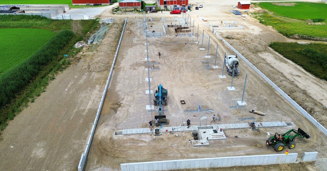 New project underway at Delfia Farms! This will soon be home to a guided flow barn featuring 2x <a href="/DeLaval/">DeLaval</a> V310, DeLaval Optiduo, <a href="/JOZ_NL/">JOZ</a> Barn E, Secco VHV fans, and Cosnet stabling. Stay tuned to see this project progress! #DairyDoneWell #Farming #Agriculture #Dairy #NewBuild