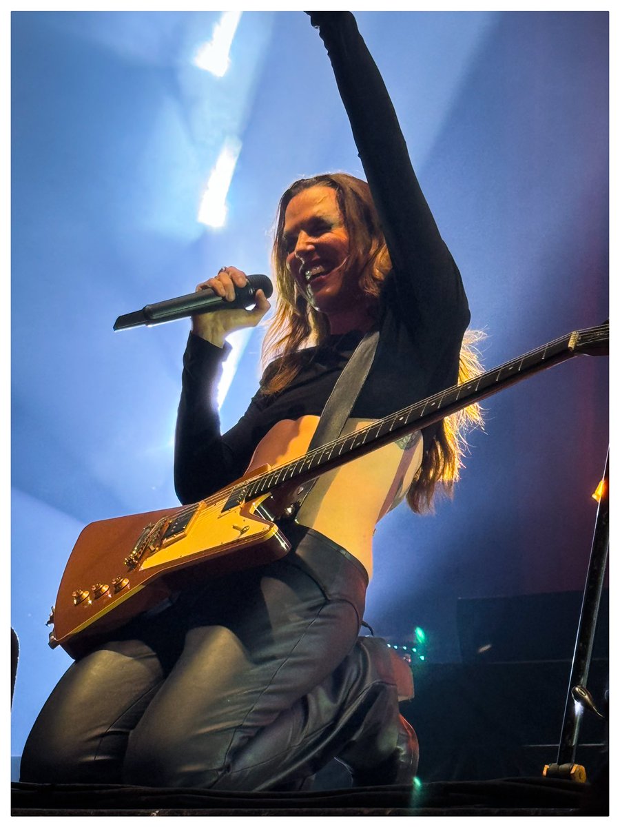 One of my favourite photos I had captured of <a href="/LZZYHALE/">Lzzy Hale</a> from last night show in Toronto. #halestorm #livemusic