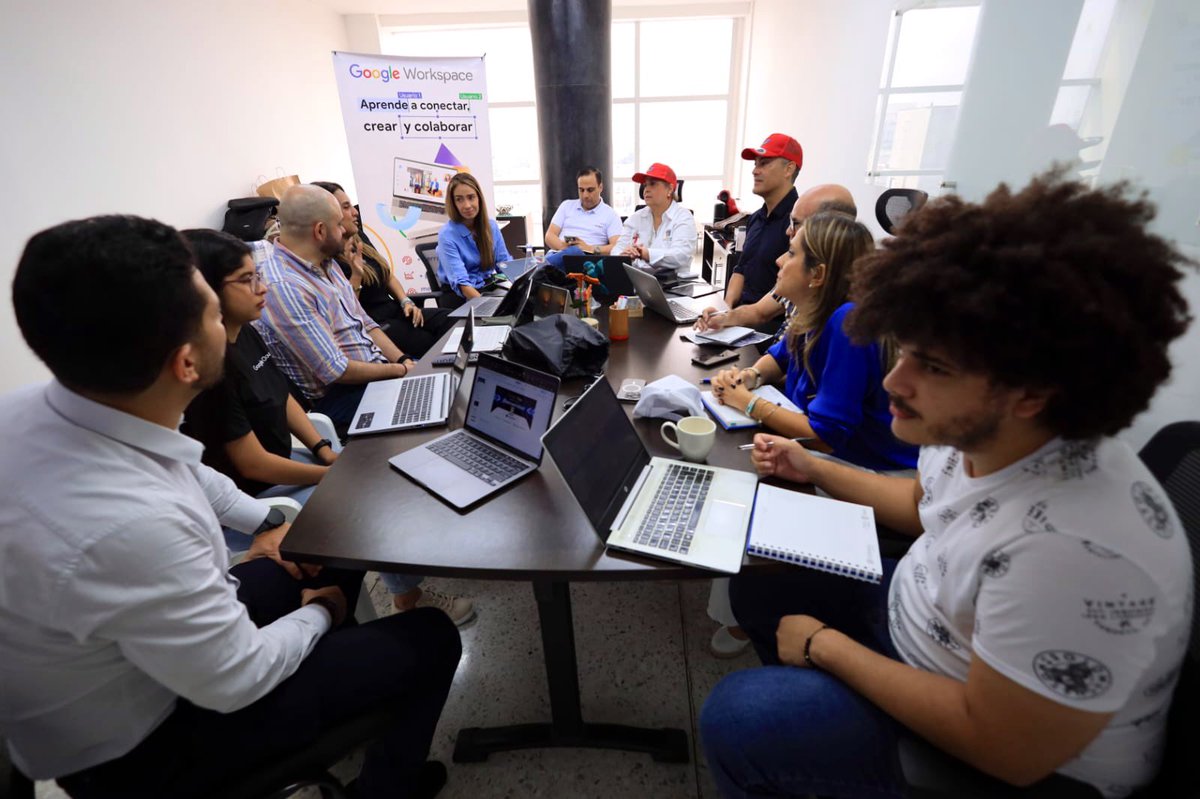 Gobatlantico's tweet photo. ¡MÁS innovación y tecnología para nuestro #AtlánticoParaElMundo! 🚀🌎
💡 El equipo de la Gobernación del Atlántico realizó el primer #GoogleDay, junto a @servinformacion, principal representante de la empresa tecnológica en Colombia, con el propósito de encontrar las mejores alternativas que nos permitan optimizar nuestras funciones y prestación de servicios.
🗣️ “Dentro de los servicios que nos ofrece @Google están herramientas de georreferenciación y caracterización; también nos permitiría mejorar todo el contenido tanto de Rentas, de PQR, atención al cliente, la eficiencia operativa, utilizando la inteligencia artificial”, explicó nuestro secretario TIC , Juan Carlos Restrepo.