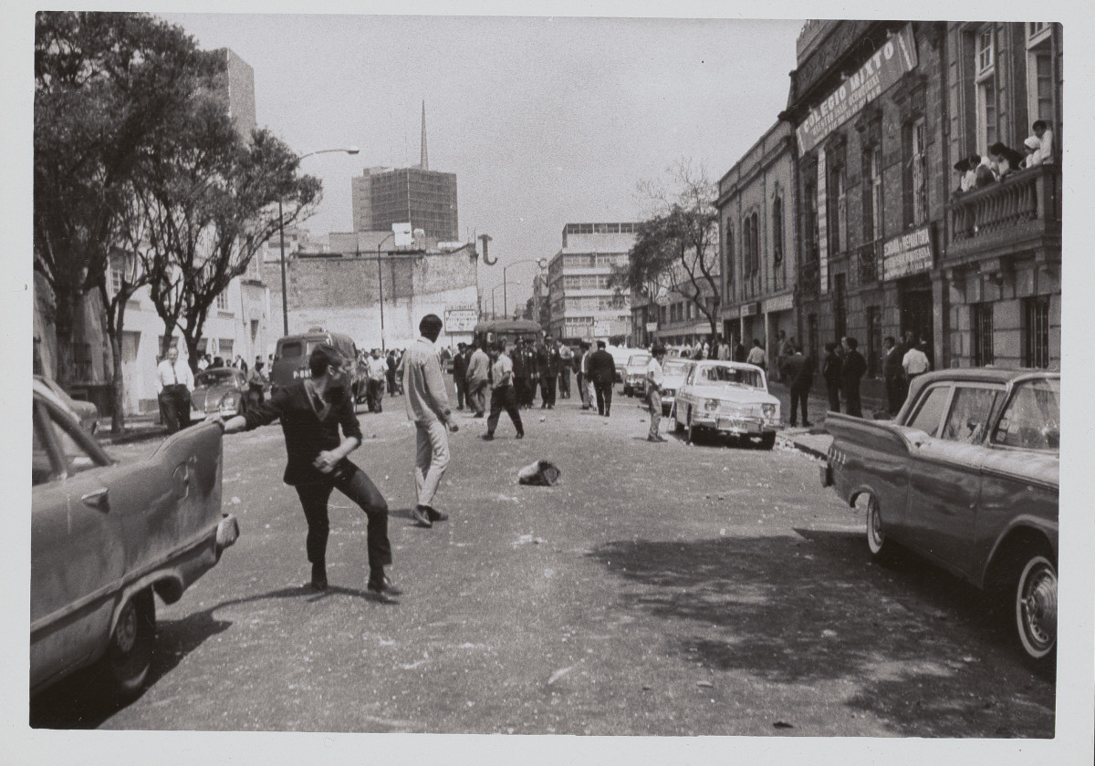 #SigloXX 

Entre el 22 y 23 de julio de 1968, hubo riñas entre estudiantes capitalinos de distintas escuelas y el cuerpo de granaderos de la ciudad. La policía buscó acabar con las peleas entre jóvenes, pero sólo lograron agudizar la violencia y agredir a los estudiantes.