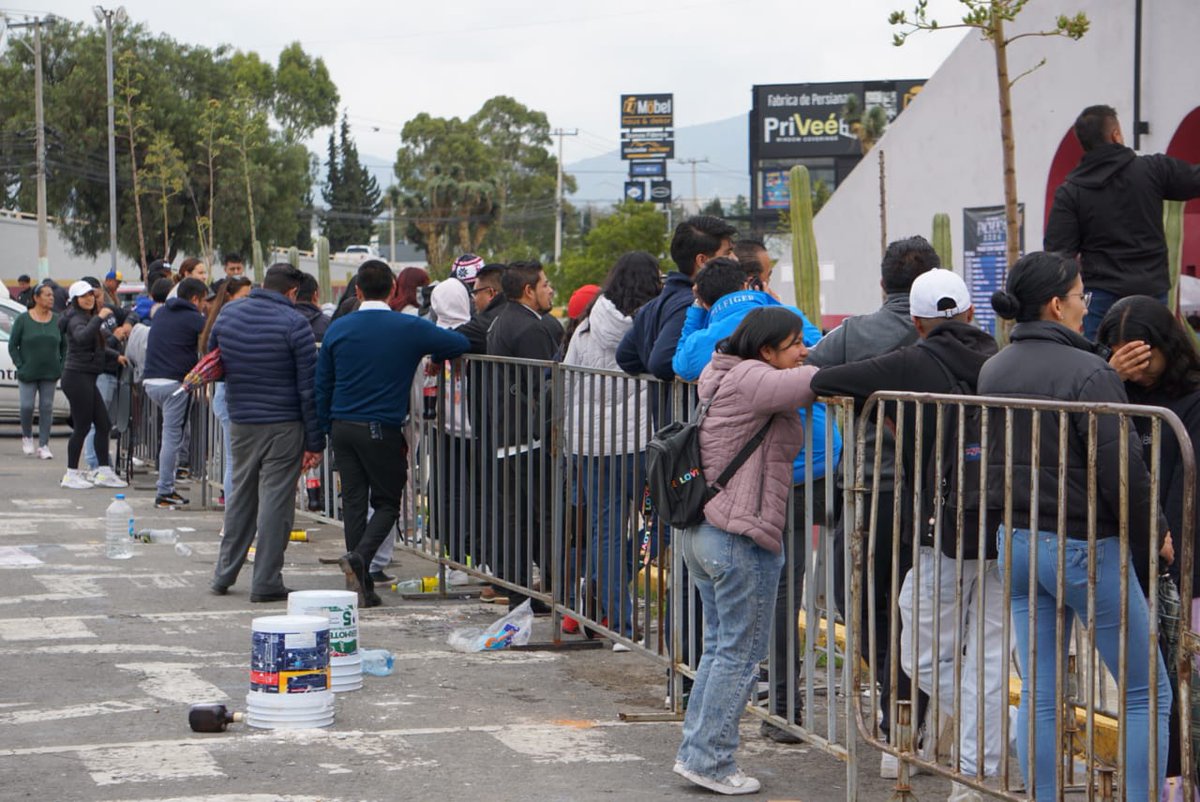 RevistaAcropHgo's tweet image. #AcroNoticias l Una larga fila para comprar boletos del Palenque de la Feria 2024 en las taquillas de la Plaza de Toros, así como los revendedores que en cada edición se hacen presentes, se observa en el arranque de la venta de tickets.