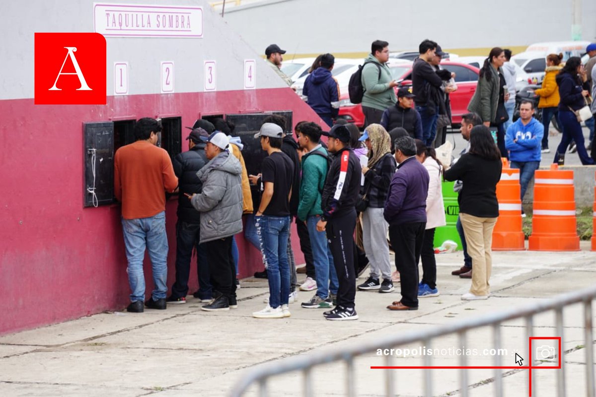 RevistaAcropHgo's tweet image. #AcroNoticias l Una larga fila para comprar boletos del Palenque de la Feria 2024 en las taquillas de la Plaza de Toros, así como los revendedores que en cada edición se hacen presentes, se observa en el arranque de la venta de tickets.