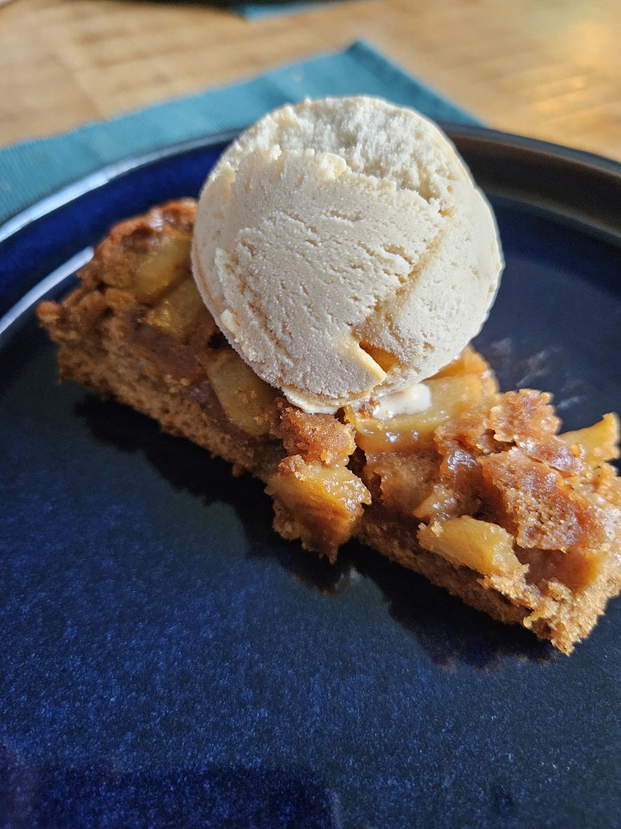 GamingBabs's tweet photo. Mijn moeder bracht nog warme appeltaart, en ik had nog caramel ijs π #toet https://t.co/HO2F5kZRIU