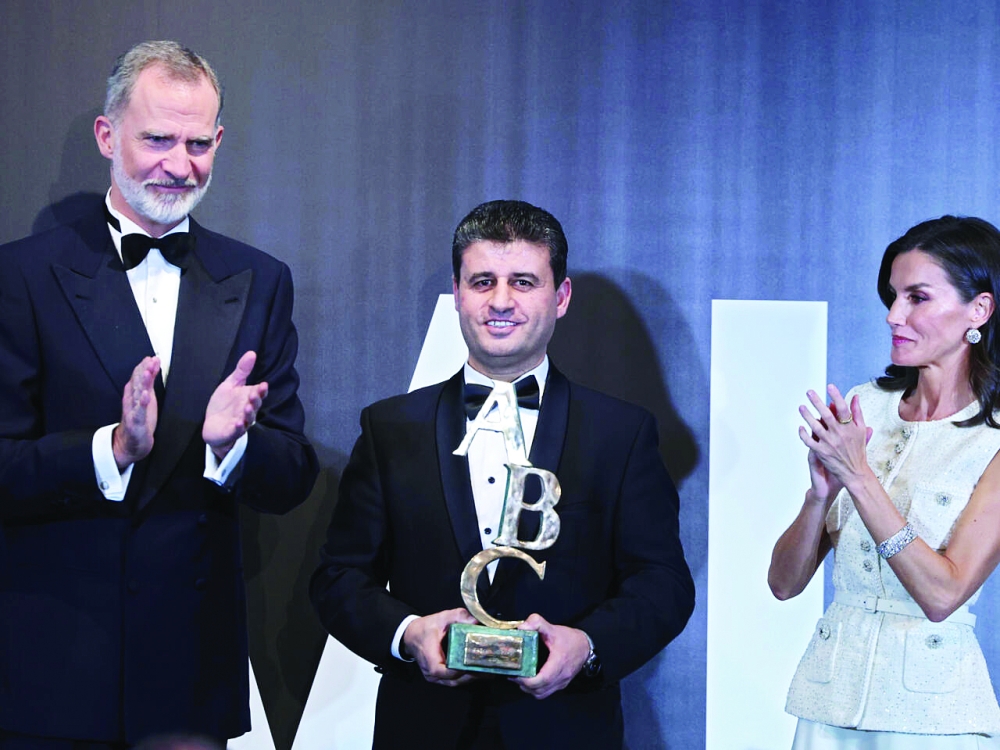 المصور الصحفي في فرانس برس سعيد الخطيب يتسلم جائزة عريقة في إسبانيا 
#جريدة_عمان
omandaily.om/article/1161063