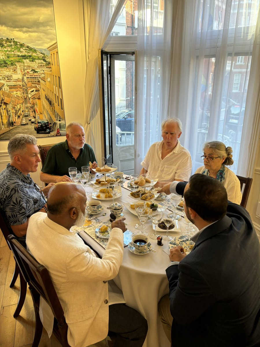 Como parte de la agenda de promoción de nuestro país, junto a <a href="/TurismoEc/">Viceministerio de Turismo Ecuador 🇪🇨</a> y <a href="/ProEcuador_/">PRO ECUADOR</a>, recibimos a importantes representantes de los medios y el sector turístico británico 🇬🇧
Las maravillas naturales del Ecuador 🇪🇨, su gastronomía y su gente no dejan de sorprender al mundo 🌎