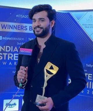 Cool_CalmSM's tweet photo. Lo guys #Abhisha moment lelo, thoda bohot delusion is fun 🥹😊🤪.

Vaise Congo 🎉 Abhi for winning OTT star of the year award.

OTT STAR ABHISHEK MALHAN

#AbhishekMalhan #PandaGang 
#FukraInsaan https://t.co/FdSuQtZQTj