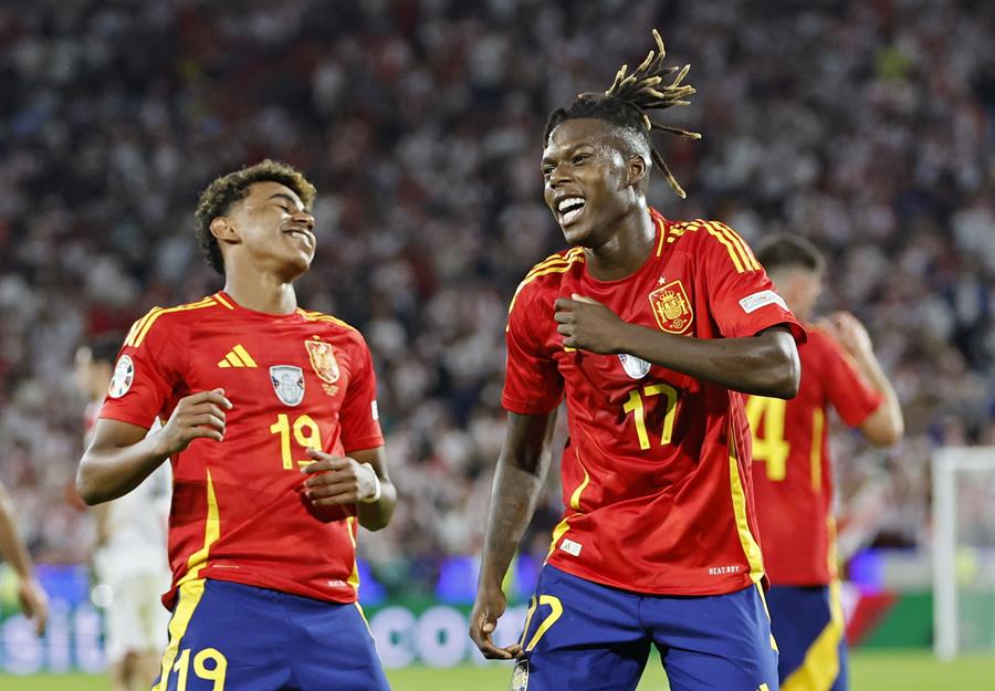 COPCV's tweet photo. Lamine Yamal, 17 años, y Nico Williams, con 22, ya forman parte de la historia del fútbol por haber sido claves en el triunfo de la selección española en la Eurocopa 2024 de Alemania. El psicólogo David Llopis explica como gestionar el éxito. 👉https://t.co/YsRvpqHAid https://t.co/gO7UlhjoxG