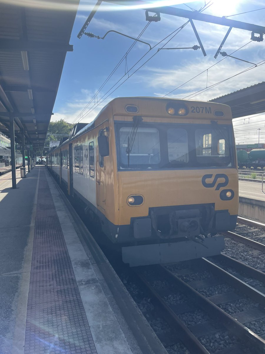 SantiCancelo's tweet photo. Hoy sacamos el controvertido tren Celta!!
Pasan los años y aquí seguimos con la 592…
#renfe #celta #592 #trencelta #vigo #oporto https://t.co/3TgGdA68Kj