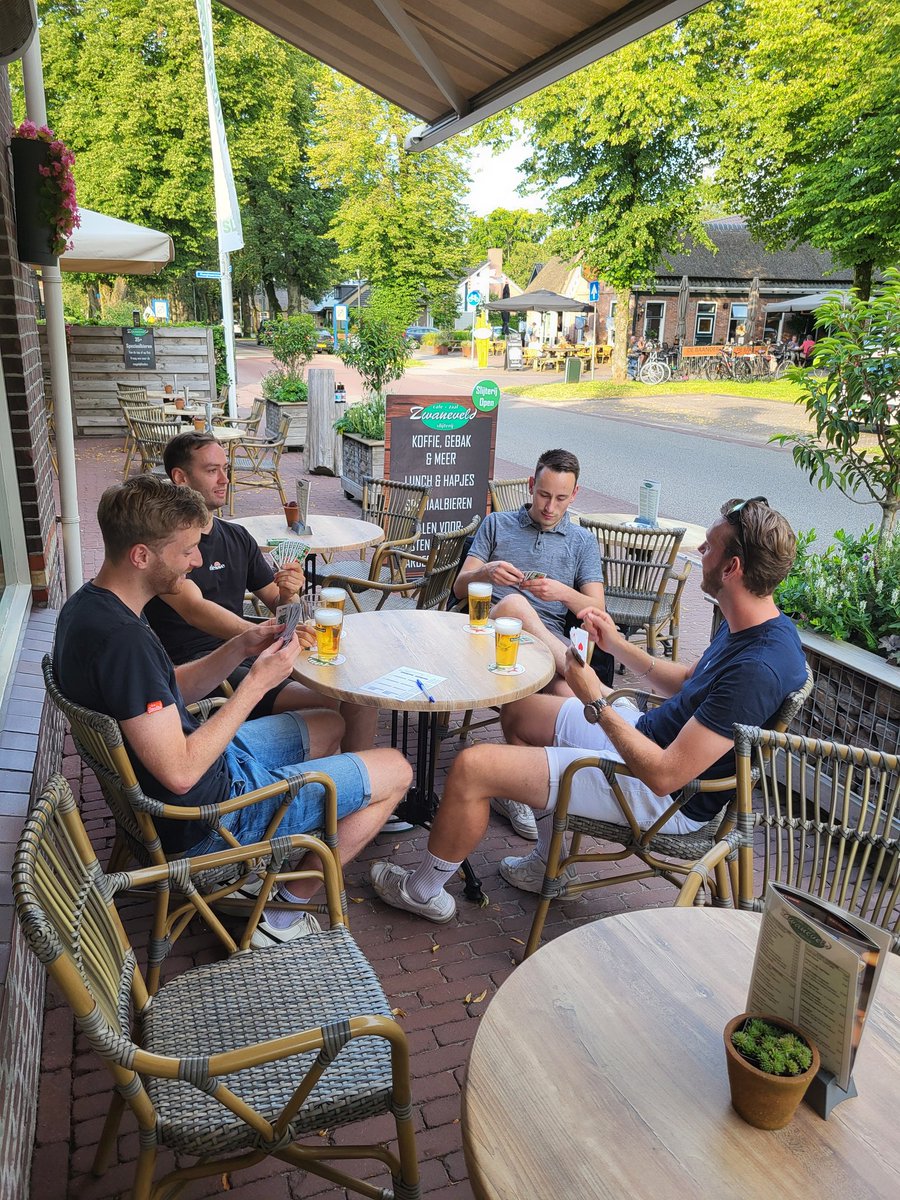 Er wordt nu al druk gekaart, maar zaterdagavond is het zover! OPENLUCHT KLAVERJASSEN, drie boompjes kaarten op het terras van Zwaneveld. We beginnen om 19:30 uur.