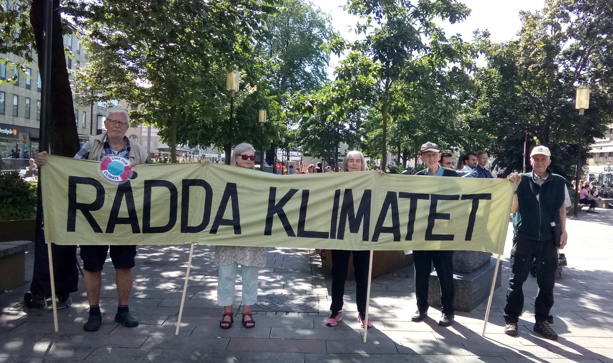 #FridaysForFuture i Göteborg i Brunnsparken den 19 juli. Utdelning av flygblad om Oljebolagens påverkan på Sveriges klimatpolitik. #klimat <a href="/FFF_goteborg/">Fridays For Future Göteborg</a>