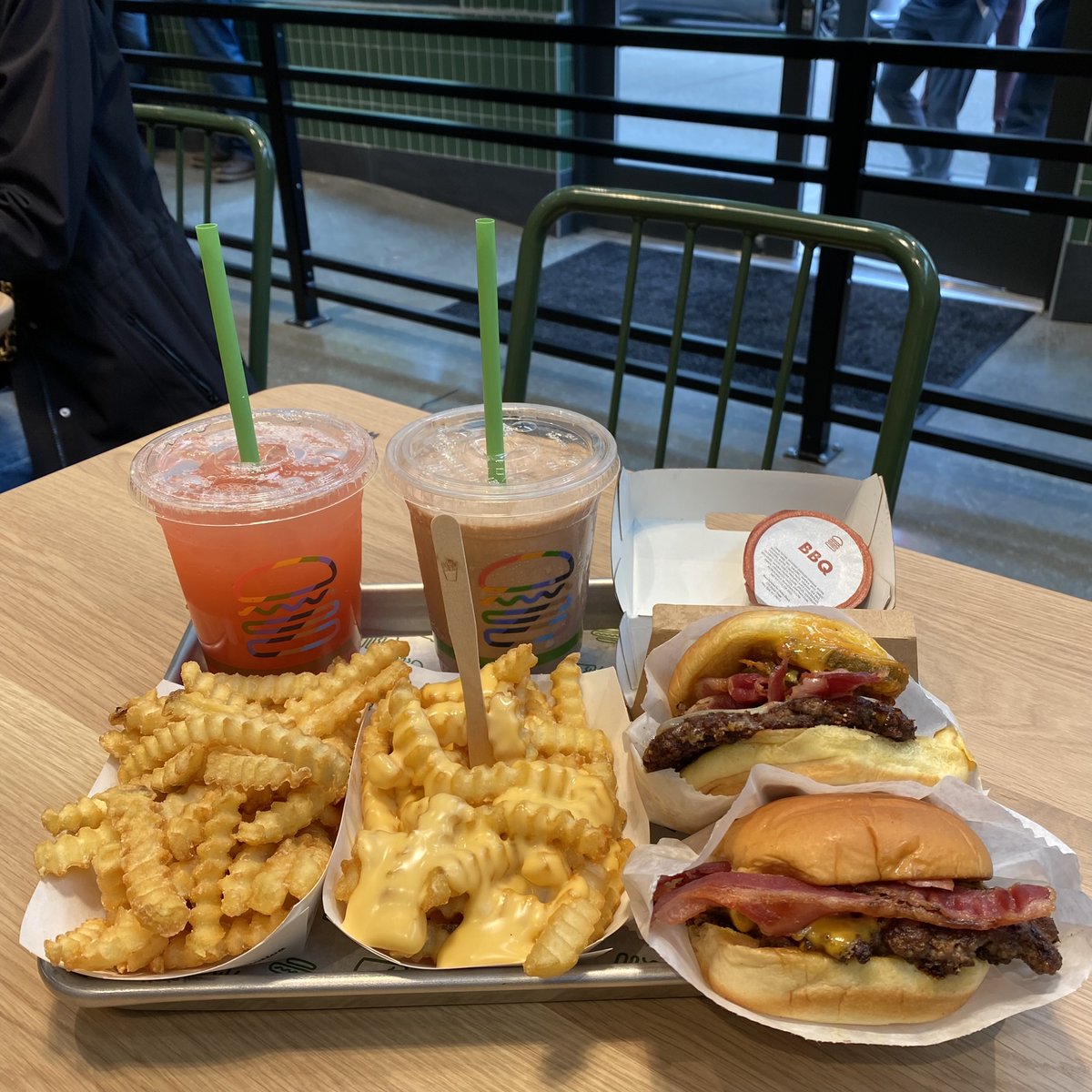 BelleCollection's tweet photo. There's just one week left until the BAM Arts Fair returns to Bellevue Square's West Drive! Wondering where to grab a bite while you're here? Check out The Dining District to see a full list of restaurants and casual eateries: https://t.co/A2wnKSNZgn
#DiningDistrict https://t.co/TaxyCRetRz