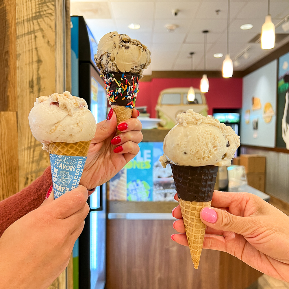BelleCollection's tweet photo. There's just one week left until the BAM Arts Fair returns to Bellevue Square's West Drive! Wondering where to grab a bite while you're here? Check out The Dining District to see a full list of restaurants and casual eateries: https://t.co/A2wnKSNZgn
#DiningDistrict https://t.co/TaxyCRetRz