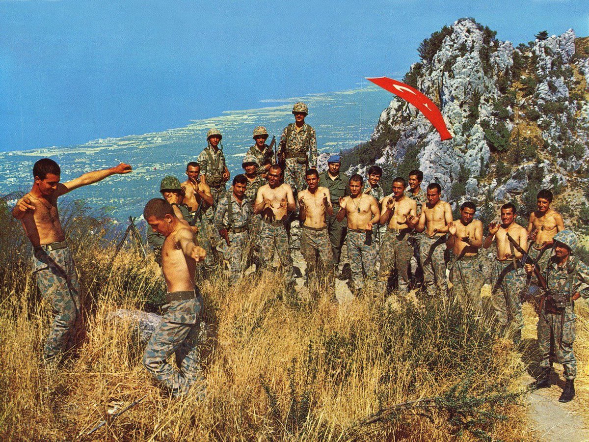 alpaslanbegg's tweet photo. ❝Kan tarlası gelincikler arasında, 
yalnız ağaçlar gibi Türklüğümüz!❞

📸 Kıbrıs Barış Harekatı, 20 Temmuz 1974 https://t.co/jrpBmHcpIF