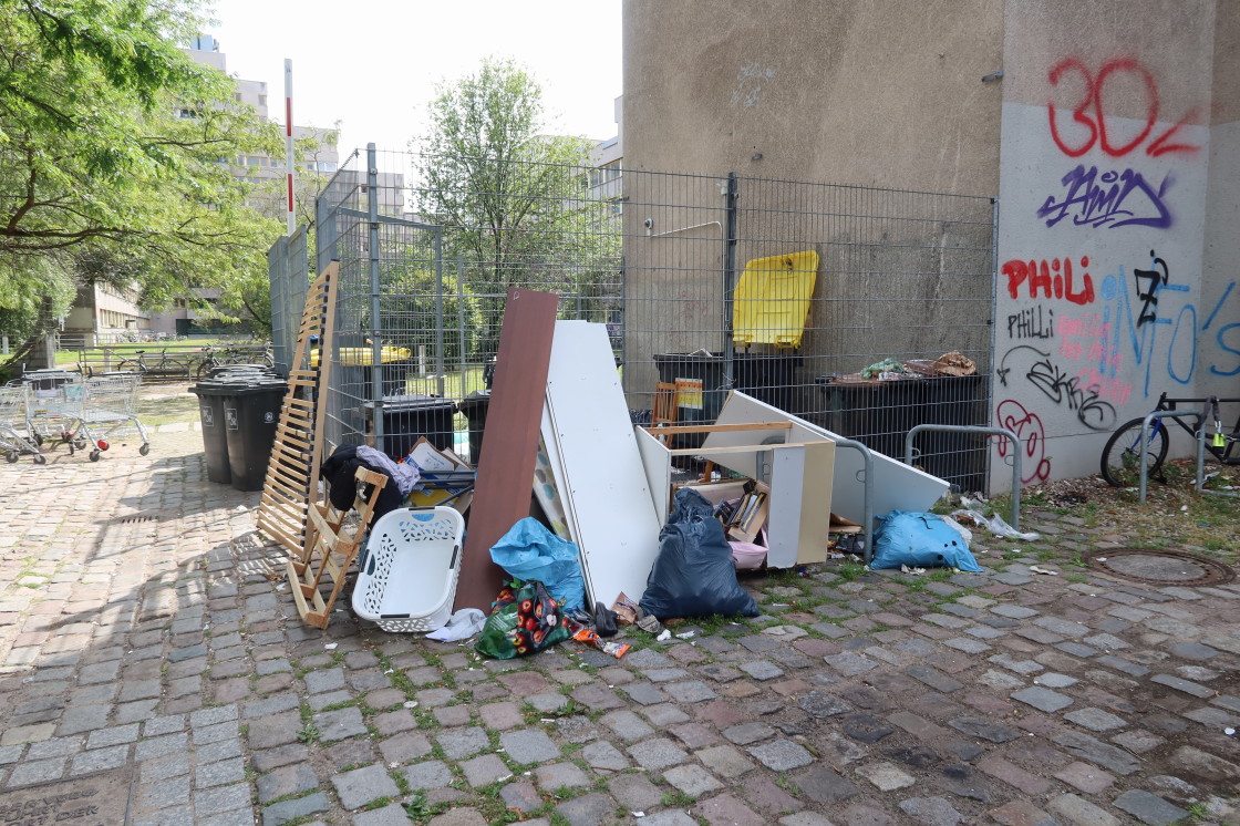LuisenstadtF's tweet photo. Mir war heute nicht nach #Müllfotos. Vor allem auch die Gerüche und so mancher Anblick ist belastend. Das gestern an der Alten #Philharmonie war so ekelerregend, das kann ich nicht ständig machen. Die Stellen, wo es am meisten brennt, die in meinem #Wohnumfeld liegen, sind übel und trotz jahrelanger Bemühungen gelingt es nicht, die Bezirksämter zu einem Handeln zu bewegen. Es geht nicht nur darum, dass der #Müll beseitigt wird. Die müssen an die #Ursachen heran, dass Menschen ihr Wohnumfeld in so einen Zustand bringen. Allein bin ich zu schwach. Es gelingt mir auch nicht, Verbündete zu finden, die an den entscheidenden Stellen Druck machen.