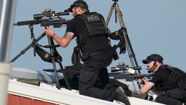 Coyotl2021's tweet photo. Machete (2010) cont.
5b) double crossing alternate assassin is on a
SLIGHTLY #SLOPING CORRUGATED TIN ROOF
just like police snipers and Crooks IRL
And just like IRL, snipers are looking at each other https://t.co/04HDrp8JUc