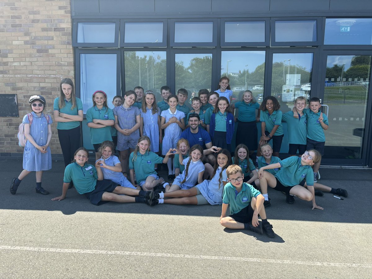 Diolch plant am fod mor wych eleni! Rydw i wedi joio dysgu pob un ohonoch 🌟Diolch hefyd i’r rhieni am eich cefnogaeth 😁 

Thank you for being such a wonderful class! I’ve enjoyed teaching every one of you 🌟 Thank you also to the parents for your support this year 😁