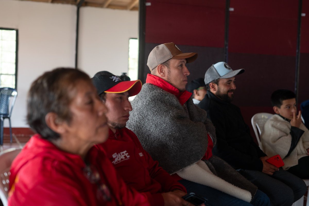 IDRD's tweet photo. ¡En @asumapaz nos reunimos con la comunidad para realizar una sesión del consejo local de #DRAFE, para identificar las necesidades locales y fortalecer el deporte, la recreación y la actividad física! https://t.co/oKXl8yPrMg