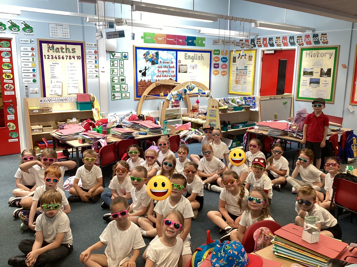TheEllisY1's tweet photo. How cool do we look in our colour run glasses! https://t.co/MVOqu3Hn8I