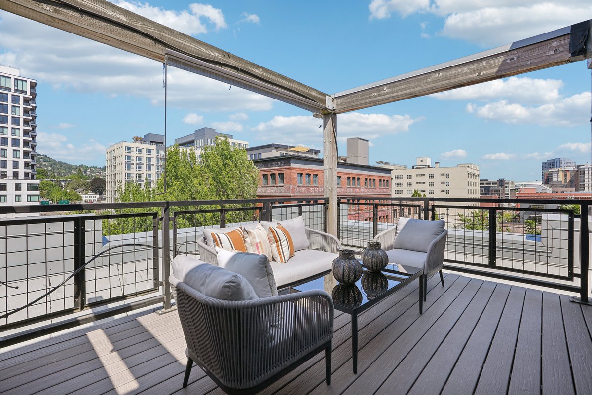 DebbieThomasPDX's tweet photo. Just Listed - Mini-Penthouse w/ Spectacular Corner Deck &amp; Views!  

Chown Pella Lofts - Unit 412 
416 NW 13th Ave.,Portland, OR 
1 bed I 2 baths I 1 parking space 
$595,000 I 1156 SF I MLS# 24435191  
Open House: Sat 7/20 12-2pm!

Contact Todd at (503)957-3079 for more info! https://t.co/YvUNJlHM6e