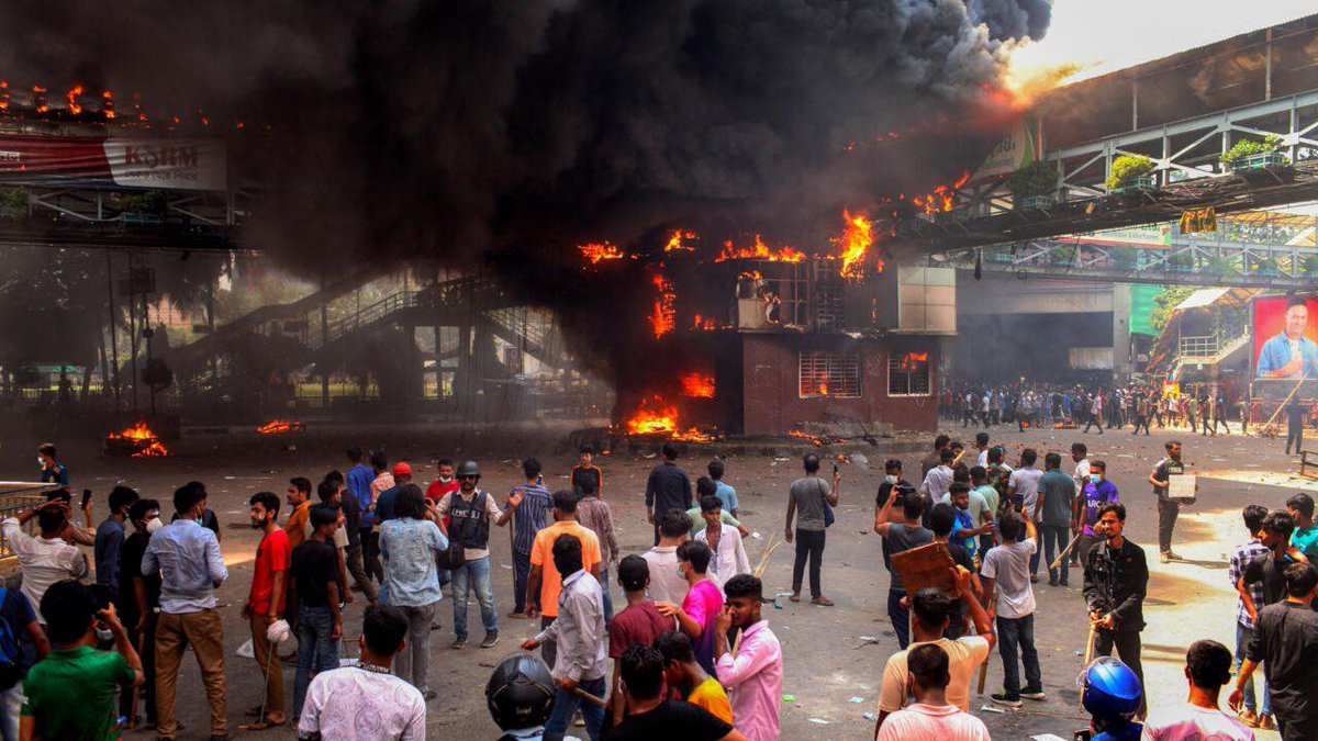 TheNewsTrending's tweet photo. Protesters in Bangladesh stormed a prison and freed hundreds of inmates. 

This week's unrest left at least 105 protesters dead. #Bangladesh #PrisonBreak #Unrest https://t.co/gxQTGHvOb0
