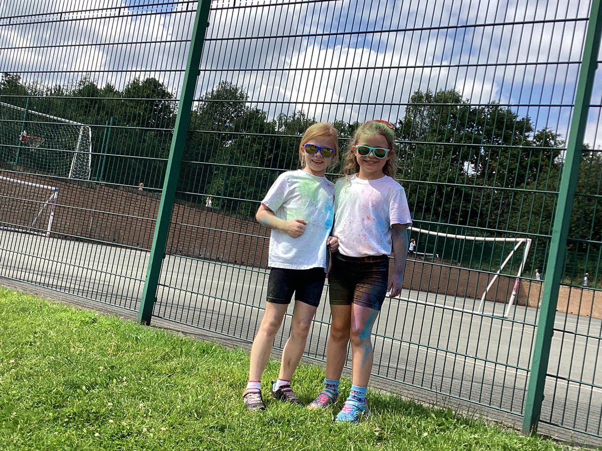TheEllisY1's tweet photo. A few from colour run…such fun! https://t.co/jtsK7fvQ9s