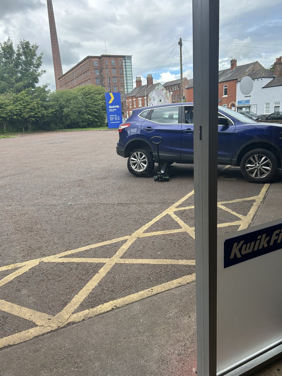 CourtieKerry's tweet photo. I need to give the biggest ever thank you to @KwikFitCS Carlisle who if it wasn’t for their kindness and effort we would not have made it to the airport in time to get to our family holiday!!! They fit us in when this happened on the way to Manchester airport and we made it 🎉❤️ https://t.co/gn8nCGBFJl