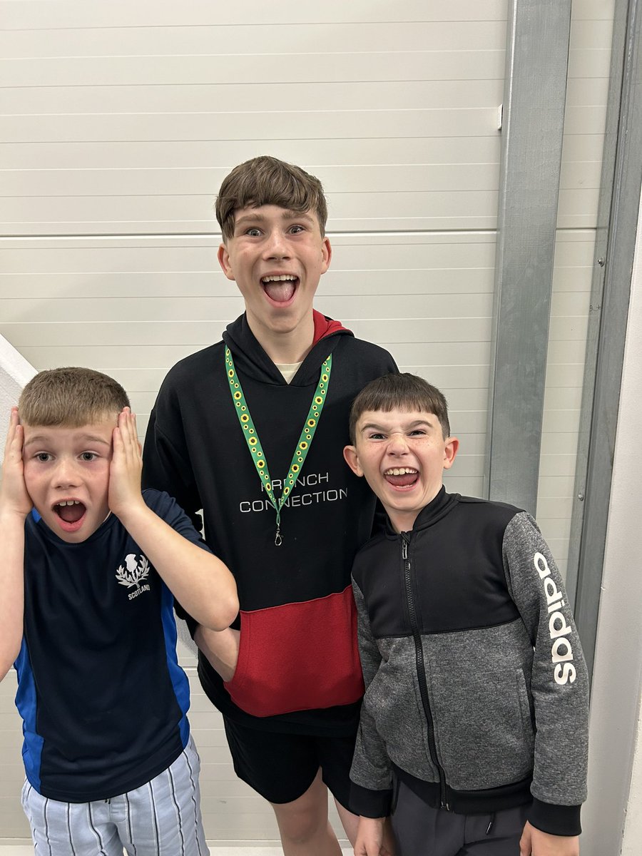 CourtieKerry's tweet photo. I need to give the biggest ever thank you to @KwikFitCS Carlisle who if it wasn’t for their kindness and effort we would not have made it to the airport in time to get to our family holiday!!! They fit us in when this happened on the way to Manchester airport and we made it 🎉❤️ https://t.co/gn8nCGBFJl