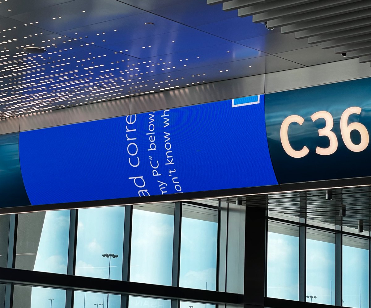 #Y2K is here.
Welcome to the #bluescreen of Final Destination. 🫢😳