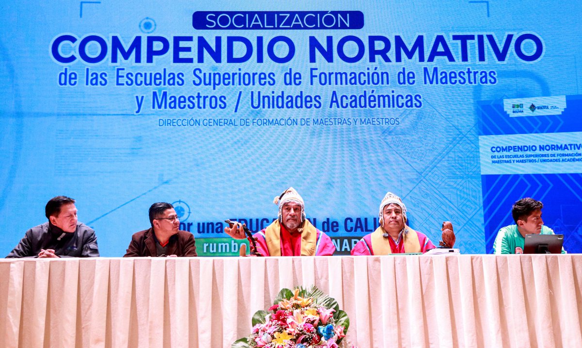 minedubol's tweet photo. 🛰️ #EducaciónInforma | Hoy, en el Ministerio de Educación, se llevó adelante la "Socialización del #Compendio Normativo de las Escuelas Superiores de Formación de Maestros y Unidades Académicas – 2024”. https://t.co/6ernhoITVg