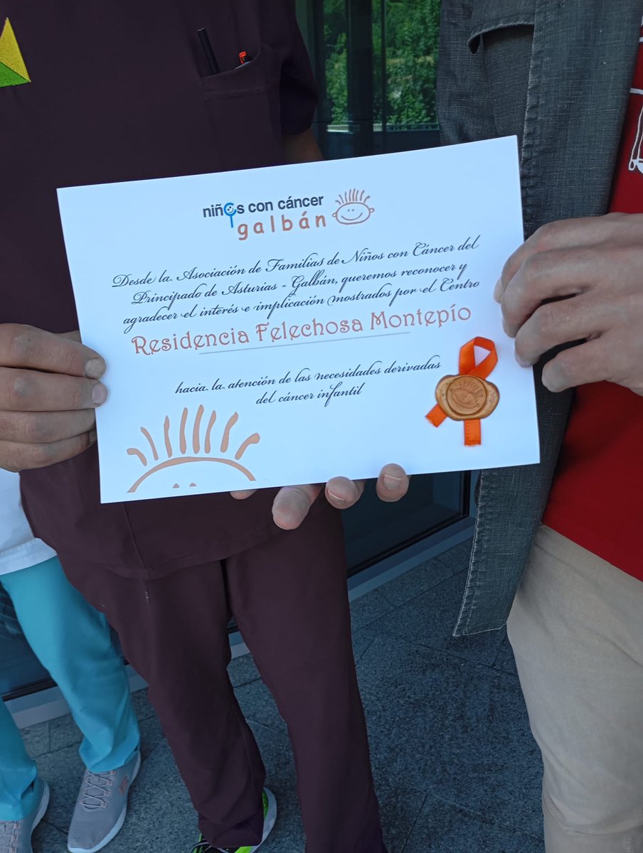 MontepioAst's tweet photo. Hoy nos visitó en #ResidenciaFelechosa🟢 el presidente @asoc_galban Lennart Koch para entregarle el #chequeSolidario de nuestra comunidad (residentes, trabajadores y familias) recaudado en el evento #MareaNaranja 🧡 #CorreconGalbán por los peques que sufren cáncer y sus familias https://t.co/IwRGjPzVVO