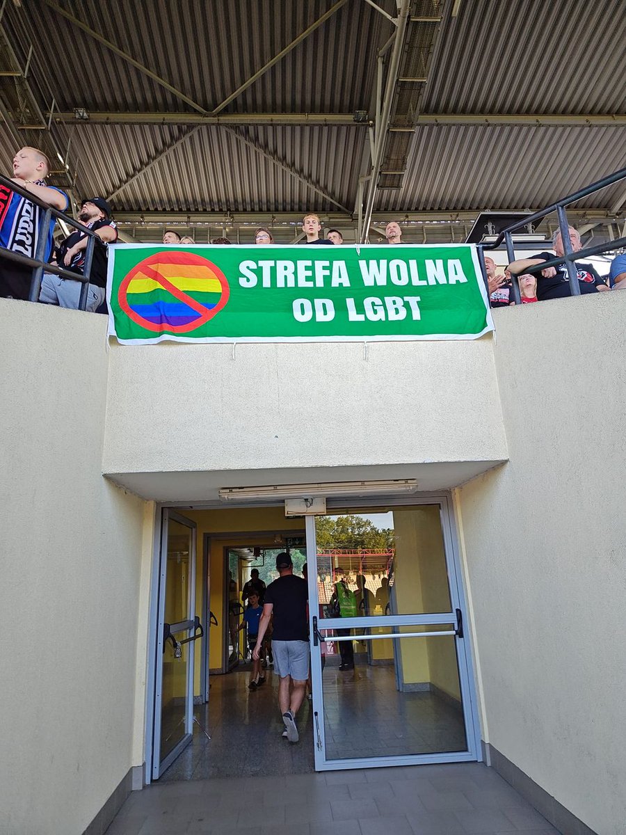 mikolajperz's tweet image. Taka sytuacja na dzisiejszym meczu Polonii Warszawa. Może czas na strefy wolne od patokibiców?