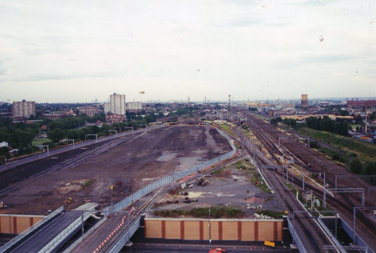 13milepost's tweet photo. Originally constructed with 7 tracks/loading platforms the PRDC Princess Royal Distribution Centre #MailByRail #Railnet #Willesden before during and after , no🚁drones back then so up the lighting tower🗼 built on former "E" and " New E" group sidings https://t.co/A3YPa9JuQQ