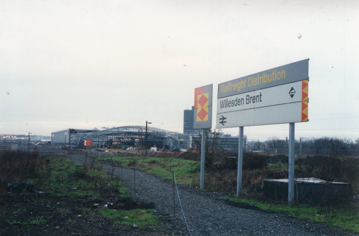 13milepost's tweet photo. Originally constructed with 7 tracks/loading platforms the PRDC Princess Royal Distribution Centre #MailByRail #Railnet #Willesden before during and after , no🚁drones back then so up the lighting tower🗼 built on former "E" and " New E" group sidings https://t.co/A3YPa9JuQQ