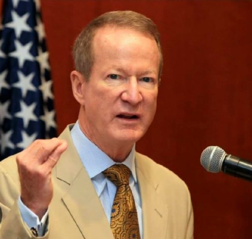 RGarciaMarvez's tweet photo. Resumen de opiniones sobre elecciones en Venezuela por el  Ex -embajador USA, William Brownfield. 18 Jul 2024. 

1. Ya es muy tarde para que Madure opte por suspender el proceso. Mandaría un inconveniente mensaje de debilidad a sus partidarios. 
2. Puede intentar la anulación de la tarjeta de la unidad o la inhabilitación del candidato, pero también mandaría un mensaje de debilidad a sus partidarios. 
3. Puede intentar un aplazamiento inventando razones de inseguridad o inestabilidad por presencia masiva de gente en la calle. 
4. No reconocerá el resultado y apelara a todo el entramado institucional a su servicio para intentar la anulación del proceso, o algún subterfugio para generar y mantener incertidumbre después de la elección. 
5. No vacilará para ordenar represiones masivas ante la ocurrencia de manifestaciones en su contra. 
6. El quiebre de los cuadros medios en la fuerza armada y policial para desobedecer ordenes de represión es un evento posible pero mas probable mientras mas violento se torne el ambiente.  
7. Maduro intentará plantear un proceso de negociación de una transición negociada con una comisión al estilo Barbados, pero ve poco probable que MCM acceda a ese formato. 
8. Lula y Petro no se manifestarán públicamente pero seguramente presionarán para persuadir sobre la inconveniencia de apelar a una represión. 
9. Cree que el principal problema para maduro y su camarilla es que tienen muy pocas opciones e incentivos para dejar el poder a cambio de irse. Irse a donde? Los únicos sitios viables ( Cuba, Iran, Korea de Norte,  Rusia o China)  ofrecen poco atractivo para ellos. 
10. “_Ajústense el cinturón de seguridad que este vuelo por el 28 de julio será turbulento y el aterrizaje incierto_”. Pero nunca hemos contado con tan buenos pilotos y tan decidida tripulación.