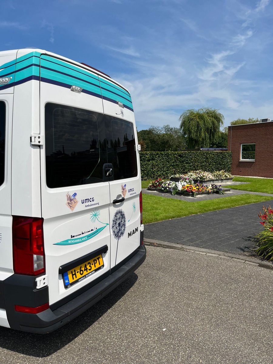 wensambulancenn's tweet photo. Michel(57) uit #Grootegast, kon vandaag toch naar de uitvaartplechtigheid van zijn partner Uitvaartcentrum en Crematorium Stilleweer. Ben en Paulien verzorgden deze middag. Sterkte gewenst!🍀 https://t.co/eHK9DmiTDU