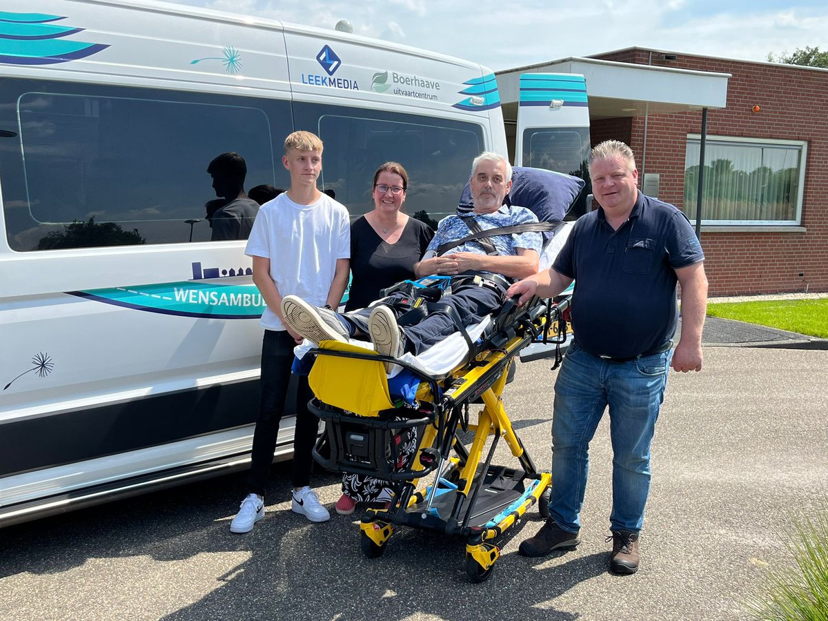 wensambulancenn's tweet photo. Michel(57) uit #Grootegast, kon vandaag toch naar de uitvaartplechtigheid van zijn partner Uitvaartcentrum en Crematorium Stilleweer. Ben en Paulien verzorgden deze middag. Sterkte gewenst!🍀 https://t.co/eHK9DmiTDU