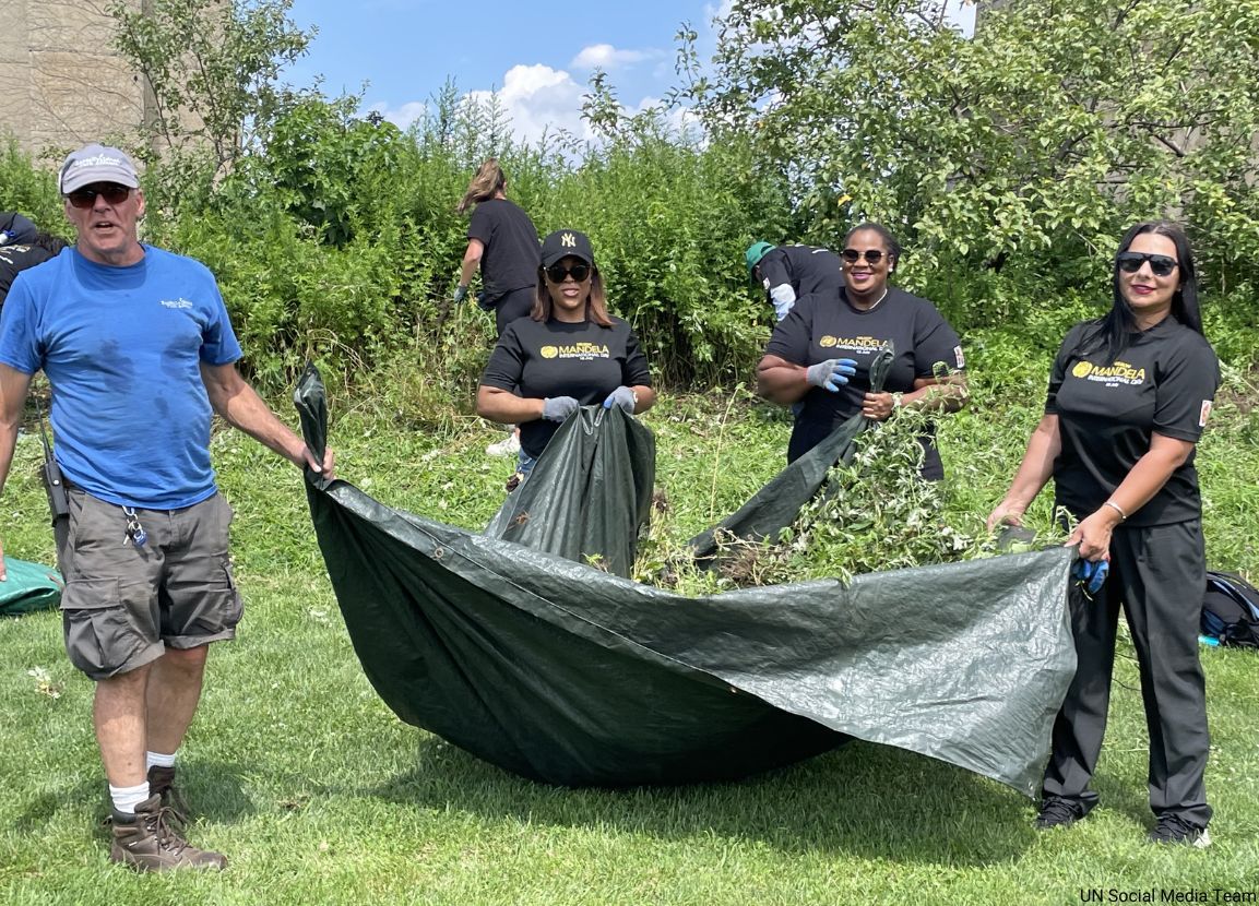 UN's tweet photo. 📸: To mark this week's #MandelaDay, UN colleagues in NYC volunteered in community projects including removing invasive plants &amp; introducing new native species.

Every year, people are inspired to take action in their communities in honour of the life &amp; legacy of Nelson Mandela. https://t.co/qXC61mYpFS