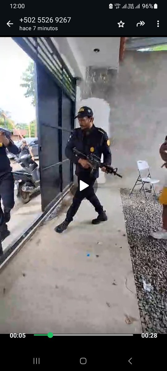 ImpactoNoticiGT's tweet photo. #Viral confuso video en el que se observa a unas personas, supuestos policías, involucradas en un incidente. Se desconoce el lugar y el origen del video; sin embargo, hay comentarios en los que se indica que posiblemente se trate de un tumbe y que las personas utilizan uniformes de la PNC para cometer sus fechorías.

Hasta el momento, no se tiene información oficial del incidente.
