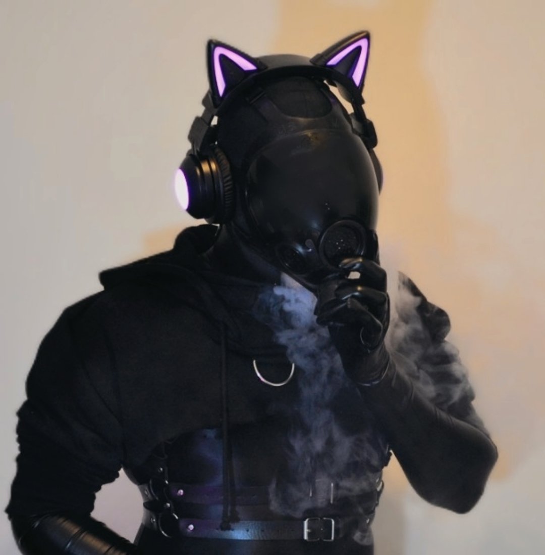 Though it is highly unusual,
sometimes a drone has to manually vent the hypnogas~ #hexcorp #hexdrone