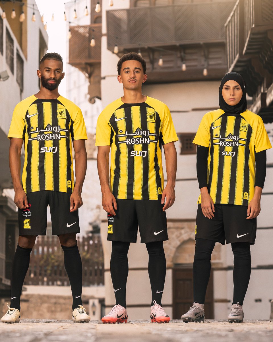 ittihad's tweet photo. نقدّم لكم طقم نادي الاتحاد الأساسي لموسم 2024/25 🟡⚫

المتميّز بخطوطه المقلمة المتداخلة مع نسيج الثقافة المعمارية لمدينة جدة، يعكس تراث النادي وعراقته.

 سوف يتوفر حصريًا من خلال شريكنا للتجارة الإلكترونية @noon غدًا 20 يوليو الساعة 6 مساءً بتوقيت المملكة. https://t.co/coQfkeIHfi
