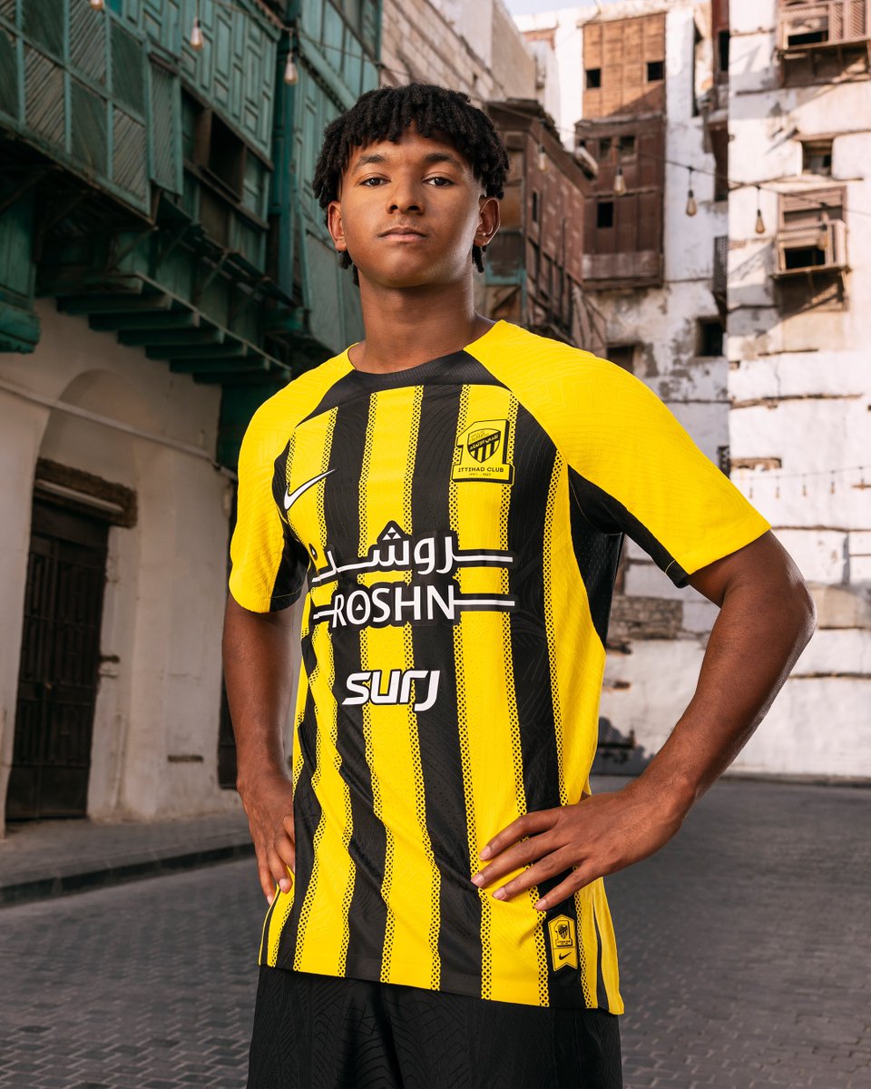 ittihad's tweet photo. نقدّم لكم طقم نادي الاتحاد الأساسي لموسم 2024/25 🟡⚫

المتميّز بخطوطه المقلمة المتداخلة مع نسيج الثقافة المعمارية لمدينة جدة، يعكس تراث النادي وعراقته.

 سوف يتوفر حصريًا من خلال شريكنا للتجارة الإلكترونية @noon غدًا 20 يوليو الساعة 6 مساءً بتوقيت المملكة. https://t.co/coQfkeIHfi