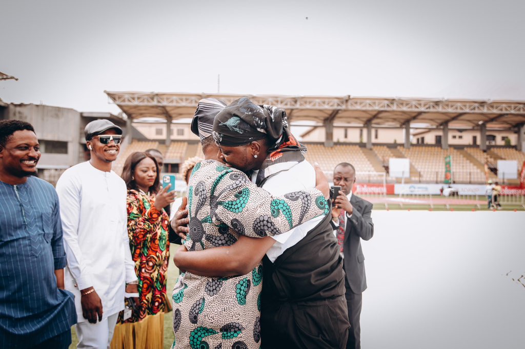 Pamilerin's tweet photo. Peter Obi came around to support @foladavidart as he embarks on breaking the Guinness world record for the “LARGEST DRAWING IN THE WORLD BY AN INDIVIDUAL”

#FolaDavidGWR #unityInDiversity #FolaDavidRoadToRecord https://t.co/0NAYjvNCXC