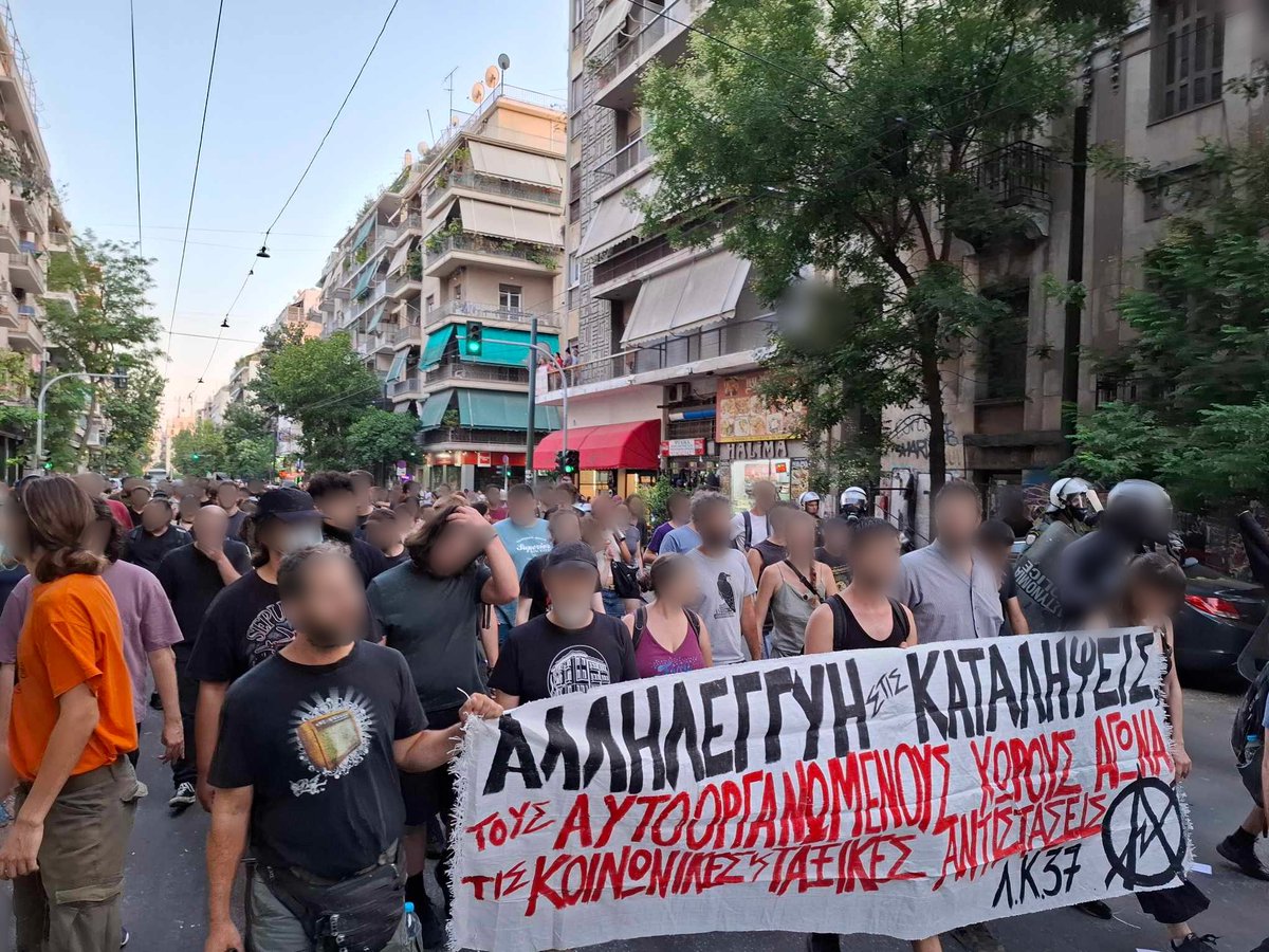 laf_portal's tweet photo. [Αθήνα] Η πορεία αλληλεγγύης στις καταλήψεις ξεκίνησε απ'την πλ.Βικτωρίας περικυκλωμένη από ισχυρές αστυνομικές δυνάμεις
Ενώ κινούνταν επί της Αχαρνών στη γωνία με Δεριγνύ δέχτηκε τη βίαιη επίθεση των δυνάμεων καταστολής. Υπάρχουν τραυματισμοί &amp; προσαγωγές
#antireport #laf_portal https://t.co/K0n8IP4x6r