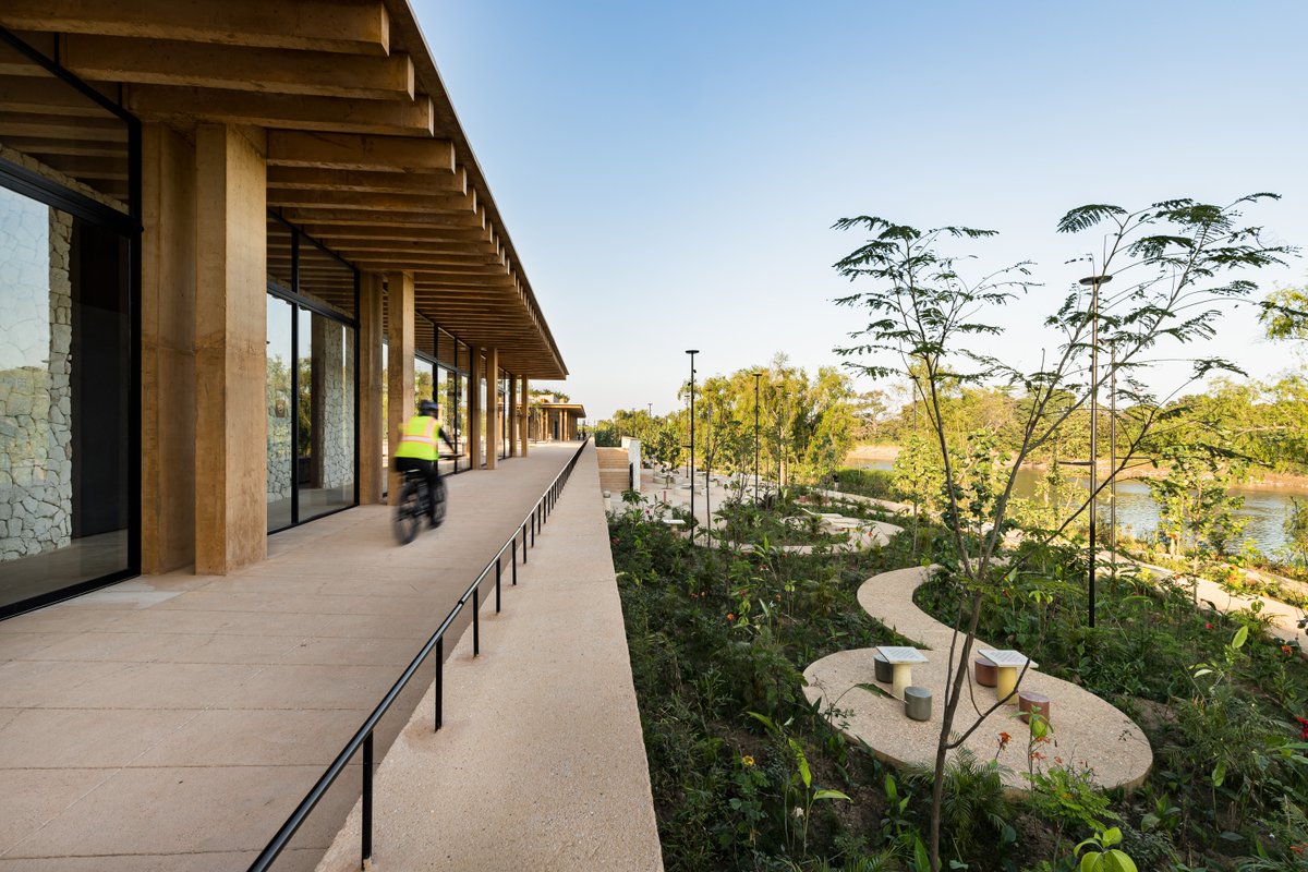 Más reconocimientos para la arquitectura pública mexicana🙌🇲🇽

Les cuento que el Malecón que <a href="/SEDATU_mx/">SEDATU México</a> construyó en Villahermosa fue ganador en los Premios de Diseño de París 🇫🇷 2024.

Es un proyecto de más de 40 hectáreas y 6 km líneales en ambas riberas del Grijalva. Se