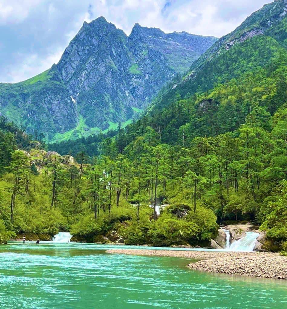 ApedaRondo's tweet photo. Tired of sweltering heat? Visit a slice of paradise ~ Jaru Valley in Dibang Valley district.

Green carpet, amazing snow-capped mountains and majestic water falls are ready to welcome you.

#AmazingArunachal beckons you. Please do come. https://t.co/S8KIcKOKDS