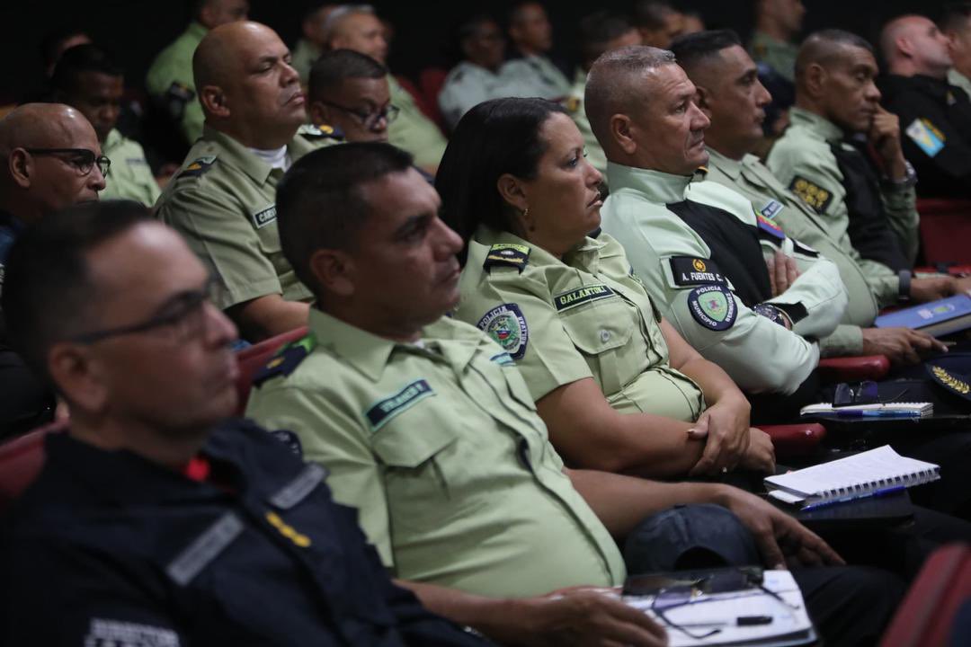 MijpVzla's tweet photo. Desde el Salón de Usos Múltiples de la AMGNB, el Vpdte. Sectorial AJ. @CeballosIchaso1, revisó las acciones a desarrollar en materia de seguridad con los Jefes de los CCP de la @PNBVzla y los directores de los cuerpos de policía estadales y municipales.

#PuebloVictorioso https://t.co/655isOLGyR