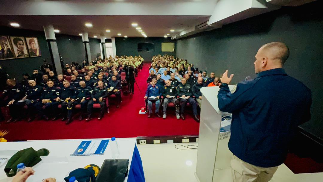 MijpVzla's tweet photo. Desde el Salón de Usos Múltiples de la AMGNB, el Vpdte. Sectorial AJ. @CeballosIchaso1, revisó las acciones a desarrollar en materia de seguridad con los Jefes de los CCP de la @PNBVzla y los directores de los cuerpos de policía estadales y municipales.

#PuebloVictorioso https://t.co/655isOLGyR