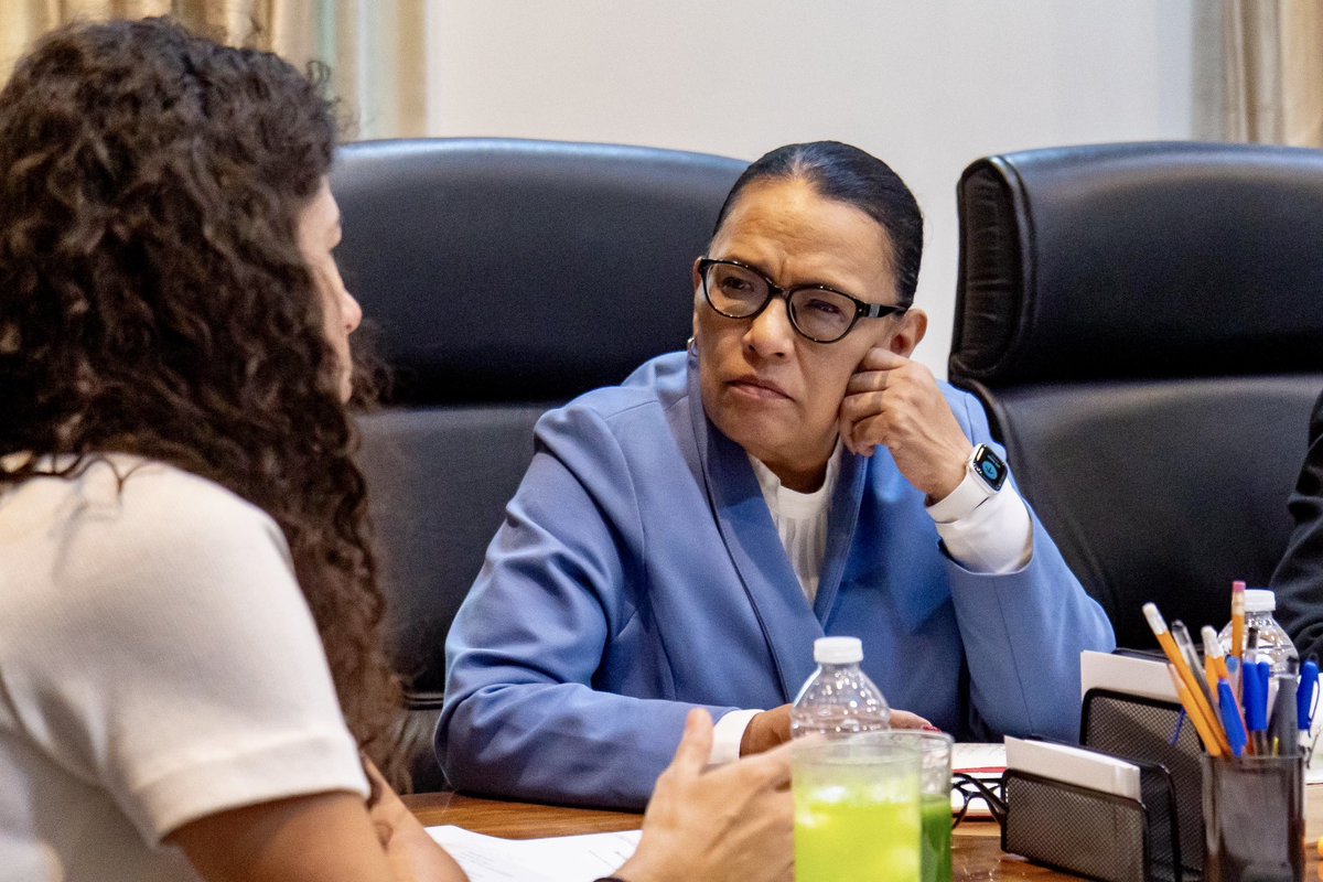 Esta mañana nos reunimos con nuestra talentosa compañera de gabinete,  <a href="/LuisaAlcalde/">Luisa Alcalde</a>, en <a href="/SEGOB_mx/">Gobernación</a>, para continuar los trabajos de transición. 🇲🇽<a href="/lopezobrador_/">Andrés Manuel</a> <a href="/Claudiashein/">Claudia Sheinbaum Pardo</a>