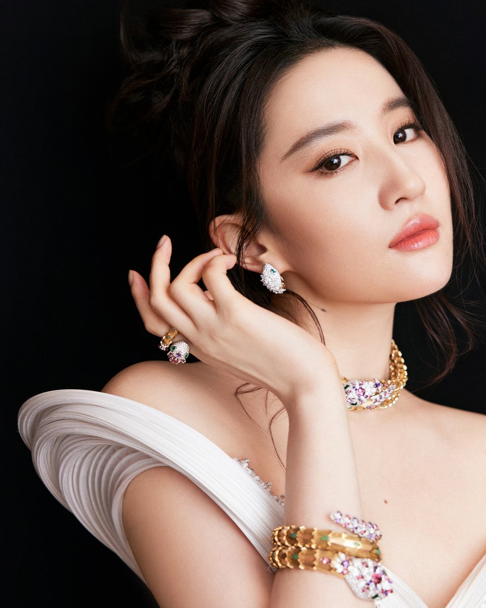 Bulgariofficial's tweet photo. Global Brand Ambassador Yifei Liu and Brand Ambassador Leo Wu wear intricate Bvlgari designs to celebrate the "Serpenti Infinite Tales" finale at the Genesis Art Gallery in Beijing. 

#Bvlgari #BvlgariJewelry #Serpenti #Serpenti75 #SerpentiFactory https://t.co/BReKKCCl1p