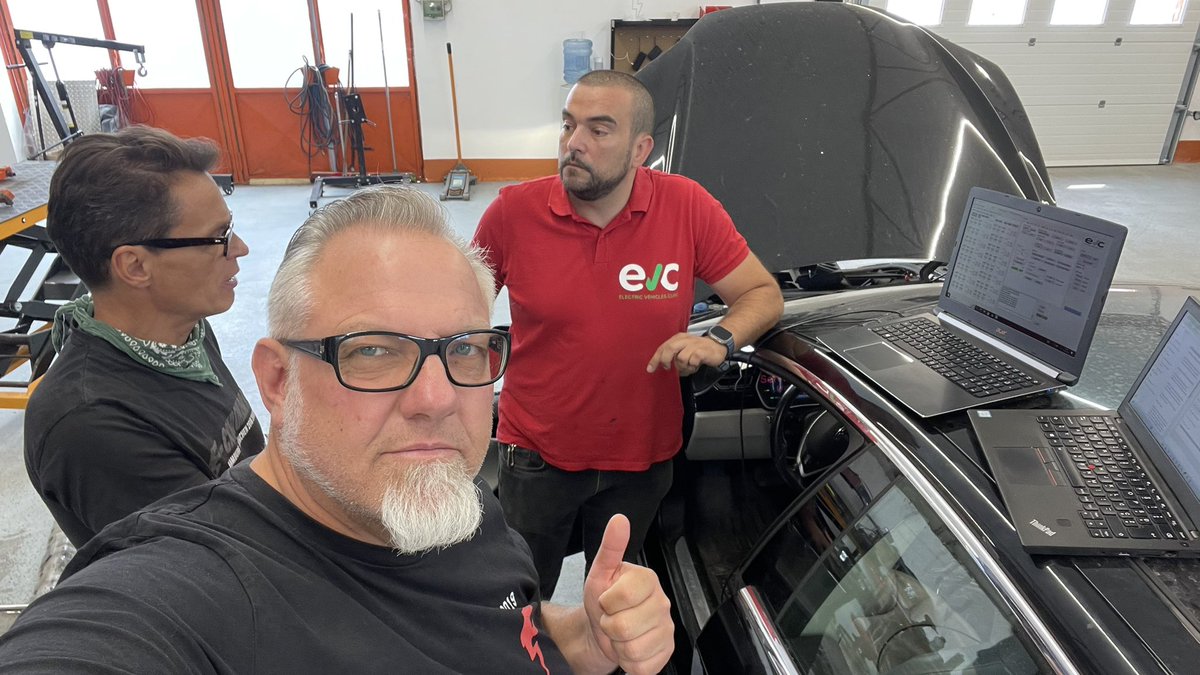 KroegerOve's tweet photo. Rauchende Köpfe und gute Aussichten für die Zukunft.
The EV God himself is a good teacher
@evclinic #doctesla #emobilty with @Rechenapparat https://t.co/FR6bw7RLuK
